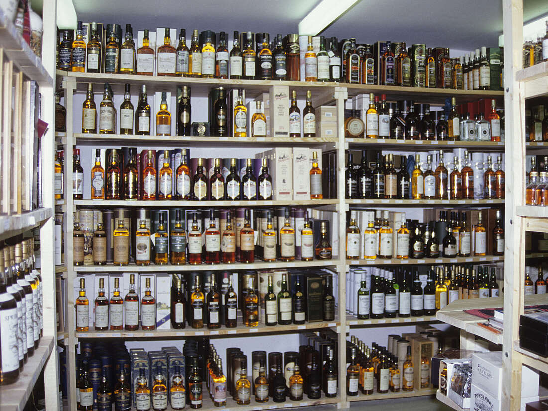 Flaschenlager im großen Kellerraum